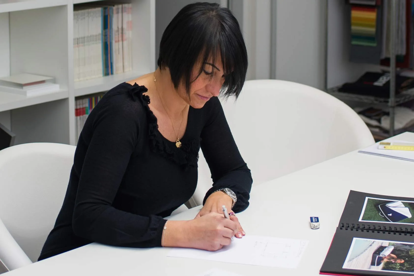 Simonetta Rossi, architetto e interior designer, al tavolo da disegno
